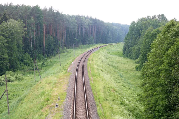 地平線をはるかに超えている鉄道は — ストック写真