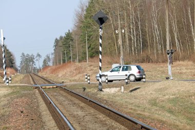 Araba bir geçidi geçiyor.