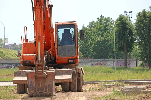 Bir inşaat sahasında güçlü tekerlekli kazıcı