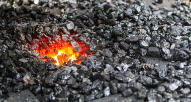 kömür ve ateşten bir demircinin smithy