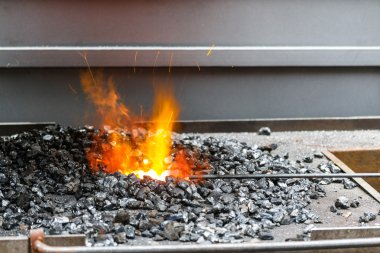 kömür ve ateşten bir demircinin smithy