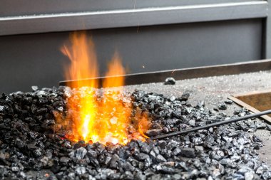 kömür ve ateşten bir demircinin smithy