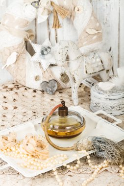 romantik arka plan gül, inci kolye, p eski şişe ile