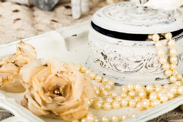 romantik arka plan gül, inci kolye, eski dantel ile