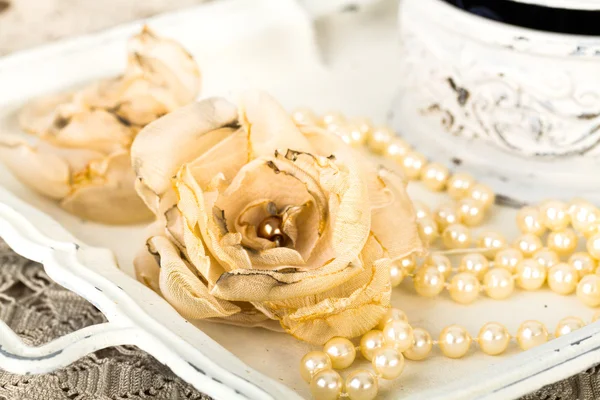 Ρομαντικό φόντο με τριαντάφυλλα, μαργαριτάρια κολιέ, παλιά δαντέλα — Φωτογραφία Αρχείου