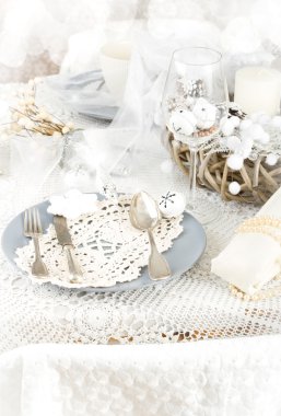 Noel tablo ayarı ile geleneksel tatil dekorasyon