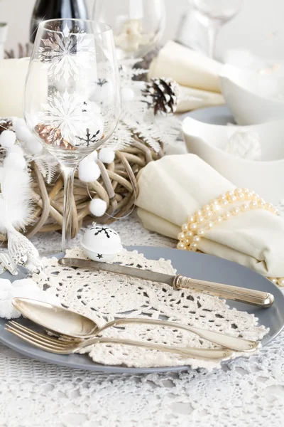Configuração de mesa de Natal com decorações tradicionais de férias — Fotografia de Stock