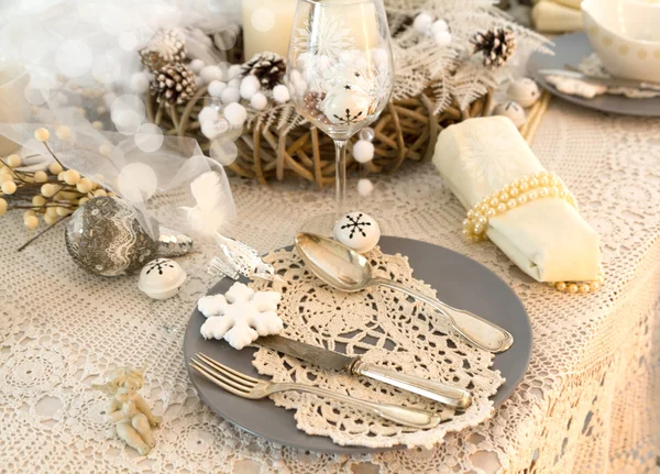 Ajuste de mesa de Navidad con decoraciones navideñas tradicionales —  Fotos de Stock