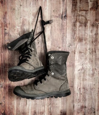 Ahşap arka plan üzerinde eski Boots