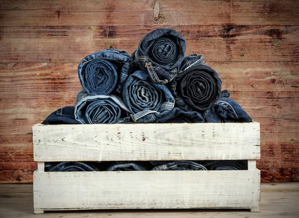 Vaqueros azules sobre fondo de madera —  Fotos de Stock