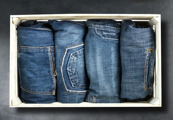 Jeans stack över vintage bakgrund — Stockfoto