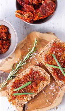 Kurutulmuş domates ve otlar ile ekmek