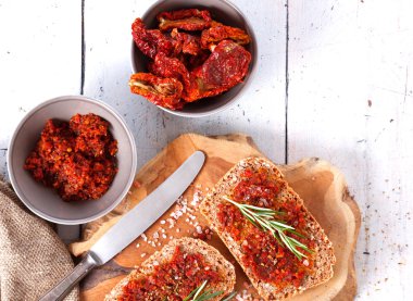 Kurutulmuş domates ve otlar ile ekmek