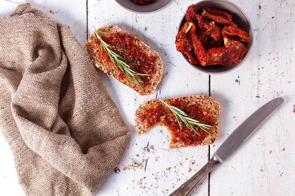 Pão com tomates secos e ervas — Fotografia de Stock