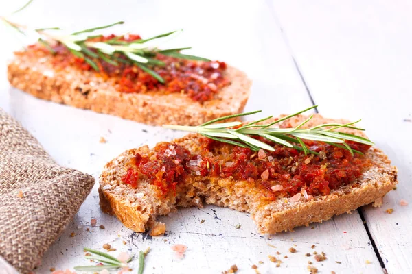 Pan con tomates secos y hierbas —  Fotos de Stock