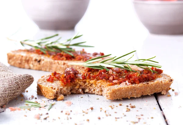 Pan con tomates secos y hierbas —  Fotos de Stock