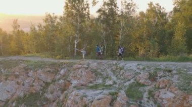 Aile dağlarda yürüyüş yapıyor.