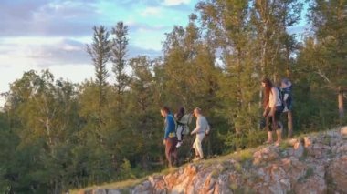 Üç çocuklu genç bir çift dağ ormanlarında yürüyüş yapıyor..