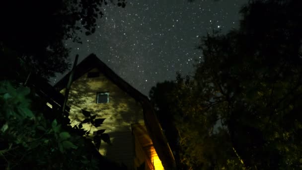 Geceleri ormandaki evin zamanlaması. — Stok video