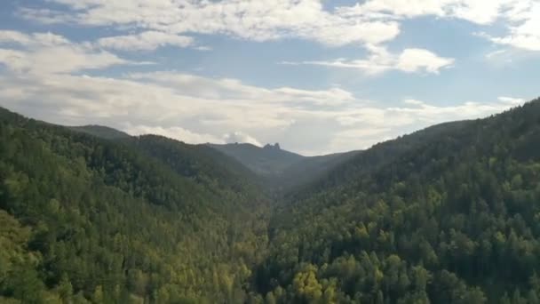 Bir sonbahar ormanının üzerinde bir dağ geçidinde uçmak, aşırı hız.. — Stok video