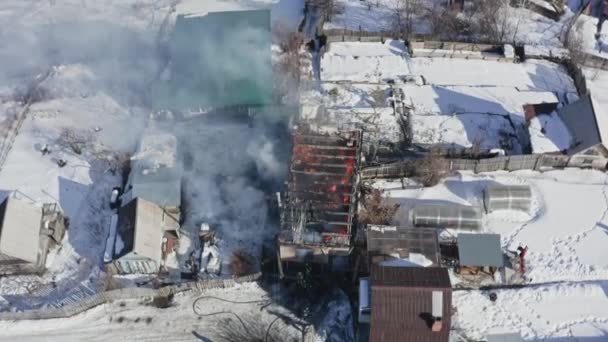 Top view brave firefighters put out a house on fire. — Stock Video