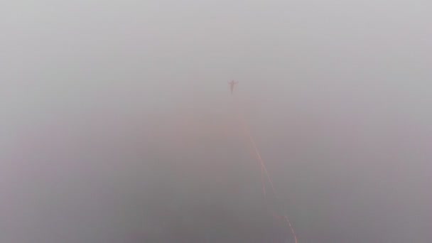 Drone schot van een man slacklining in een dikke mist. — Stockvideo