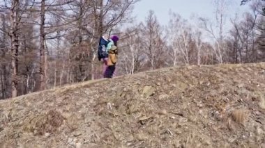 Aktif genç anne iki oğluyla orman yolunda yürüyüş yapıyor.