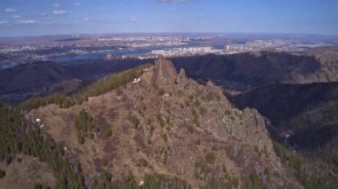 Sibirya 'nın Krasnoyarsk kenti Rusya' nın hava hipervanesi. Metropolis manzaralı Ulusal Tabiat Parkı 'ndaki kayalar ve ormanlar..
