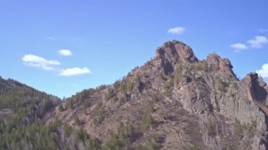Krasnoyarsk 'taki Stolby Doğa Parkı' nda Takmak Kayası 'nın hava hızı.