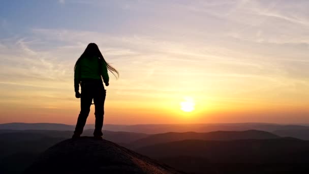 Movimento lento de mulher feliz alpinista dançando no topo da montanha ao pôr do sol — Vídeo de Stock