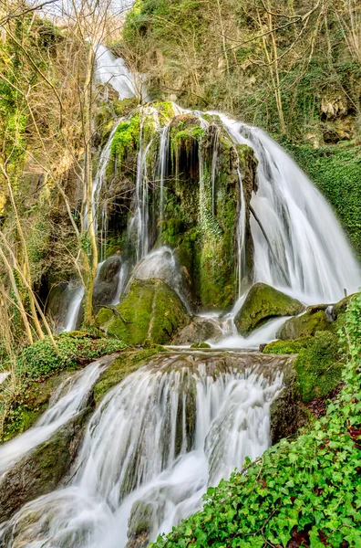 Hermosa cascada en la naturaleza Altube — Foto de Stock