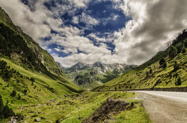 Road trough the Pyrenees mountains — Stock Photo, Image