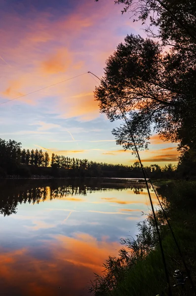 多彩的落日在河边 — 图库照片