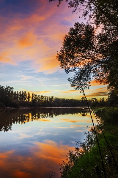Färgglad solnedgång vid floden — Stockfoto