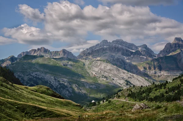 Пиренеи в горах — стоковое фото