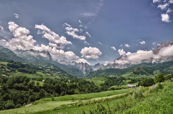 Pyreneje hory krajina — Stock fotografie