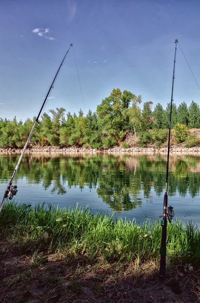 Nehirde renkli gün batımı