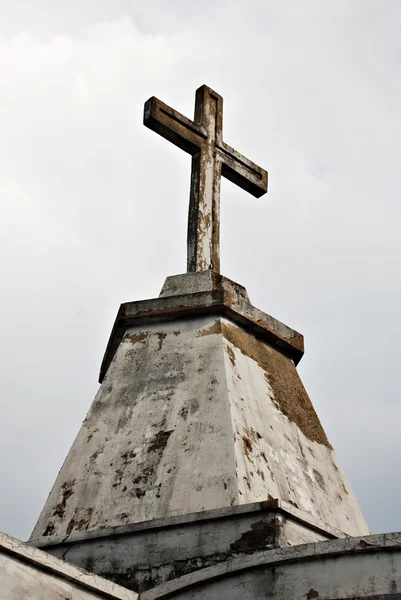 Gamla vita korset skulptur — Stockfoto