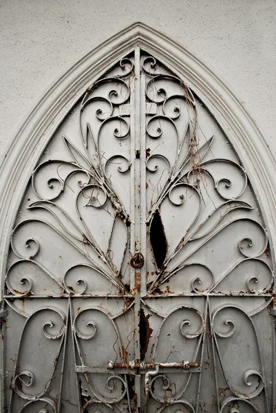 Puerta de puerta metálica decorada vieja dañada — Foto de Stock