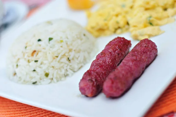 Kızarmış sarımsak sosis yumurta ve pirinç ile Kahvaltı