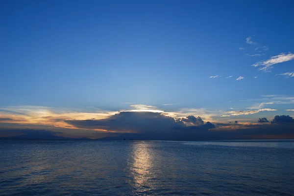 Belo pôr do sol tropical à beira-mar — Fotografia de Stock