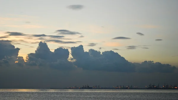 Pôr do sol em um cais ocupado — Fotografia de Stock