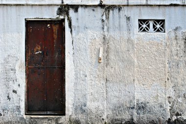 Eski bir beyaz kapı üzerinde Metal kapı Brown