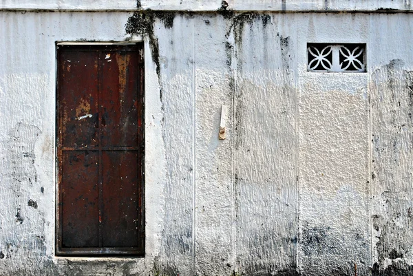 Παλιά καφέ μεταλλική πόρτα σε μια λευκή πύλη — Φωτογραφία Αρχείου