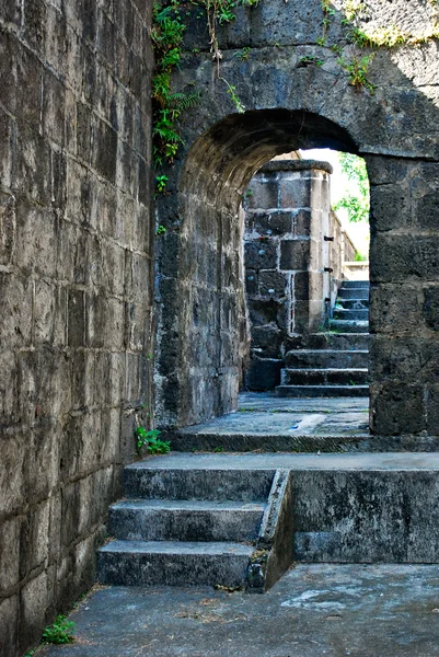 Vecchio Portale in pietra su una Fortezza — Foto Stock