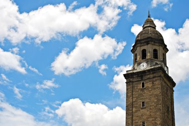 Eski çan kulesi veya mavi gökyüzü üzerinde çan kulesi