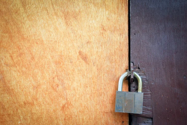 자물쇠와 질감된 나무로 되는 문 — 스톡 사진