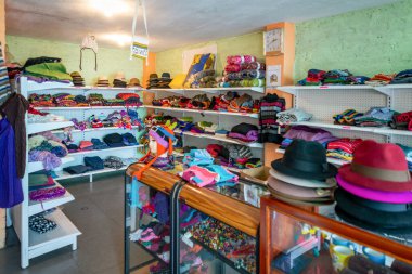 Guaranda, Bolivar, Ekvador - Kasım 2013: Şapkalar, bluzlar, eldivenler, gömlekler ve daha fazlası gibi Ekvador yapımı ürünlerin bulunduğu yerel bir mağazanın içinde.