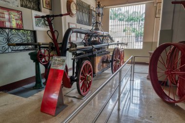 Guayaquil, Guayas, Ekvador - Kasım 2013: Eski bir itfaiye aracının görüntüsü İtfaiyeci Müzesi 'nde sergileniyor.