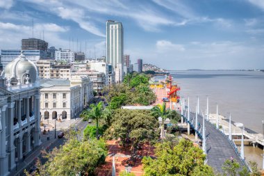 Malecon Simon Bolivar Bulvarı, Guayaquil 'de belediye binası ve Guayas Nehri' nin yanında yer alan diğer modern binalar..